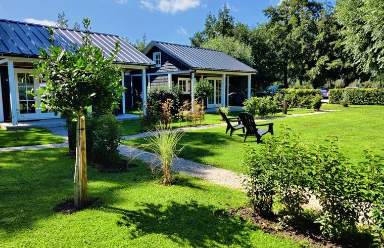 Green garden surrounding Cottage in Nieuwveen, Ferienunterkunft in Green Heart, Suedholland.