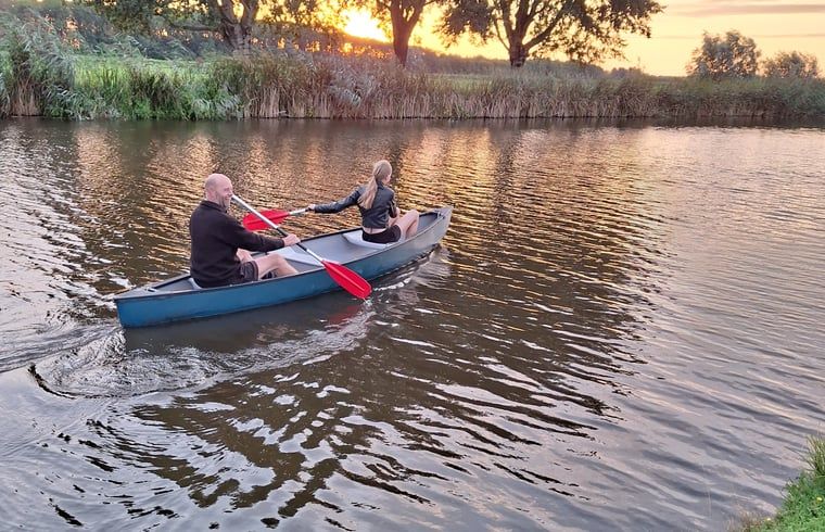Kanufahren bei Sonnenuntergang in der Naehe von Huisje in Nieuwveen, Ferienunterkunft in Groene hart, Zuid-Holland.