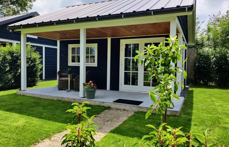 Veranda mit Sitzgelegenheit von Huisje in Nieuwveen, Ferienhaus in Groene hart, Zuid-Holland.