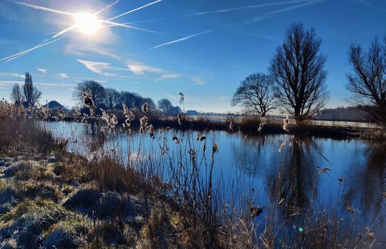 Winterliche Uferpromenade am Huisje in Nieuwveen, Ferienhaus im Gruenen Herzen, Suedholland.