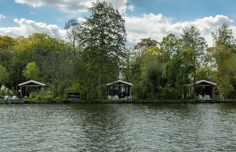 Ferienhaus in Alphen aan den Rijn, direkt am Wasser im Gruenen Herzen gelegen. Geniessen Sie die ruhige Natur und die friedliche Umgebung.