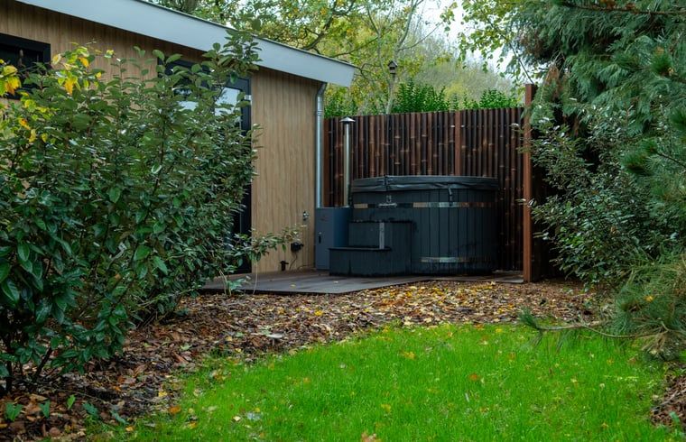 Rustikaler Garten mit Jacuzzi im Ferienhaus in Alphen aan den Rijn, im Gruenen Herzen von Suedholland gelegen.