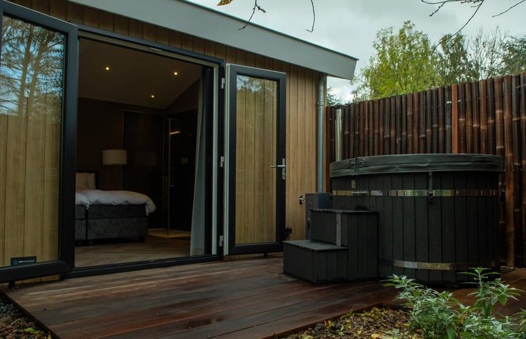 Ferienhaus in Alphen aan den Rijn mit Holzterrasse, Fluegeltueren und Jacuzzi, gelegen im Gruenen Herzen von Suedholland.