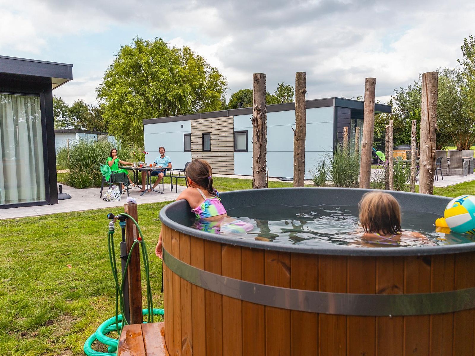 Enjoy relaxation at Cube la Mer Wellness 4 in Warmond, South Holland, featuring a private terrace and hot tub in the green surroundings.