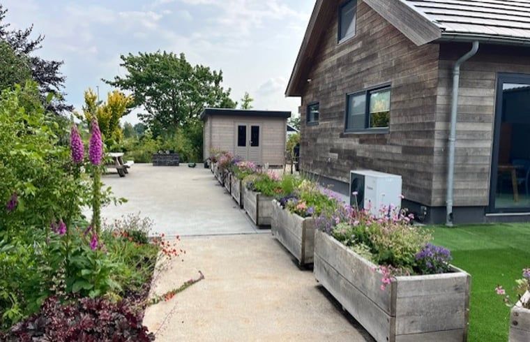 Vacation cottage in North, Green Heart, South Holland with flowering garden and terrace for a relaxing stay in nature.