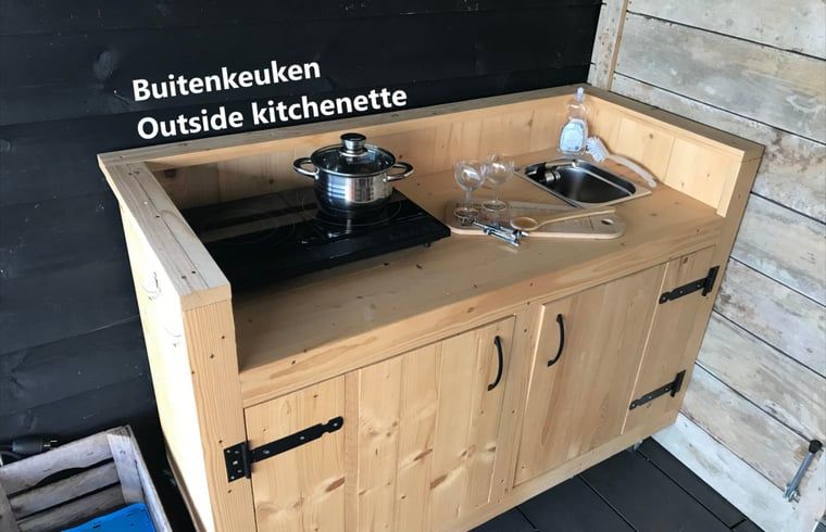 Geniet van een gezellige buitenkeuken bij Vakantiehuis in Gouderak, perfect gelegen in het Groene Hart van Zuid-Holland.