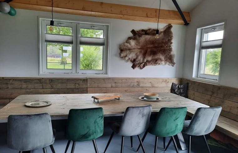 Gemuetliches Esszimmer im Ferienhaus in Gouderak, Suedholland, mit Blick auf die gruene Umgebung des Gruenen Herzens.