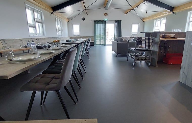 Innenbereich des Ferienhauses in Gouderak, Groene Hart, Suedholland mit geraeumiger Ess- und Sitzecke in einem modernen Ferienhaus.