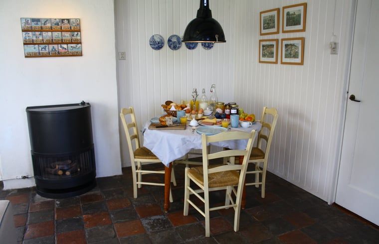 Gezellige eethoek in Vakantiehuisje in Vlist, Groene hart, Zuid-Holland, met rustieke inrichting en uitnodigend ontbijt.