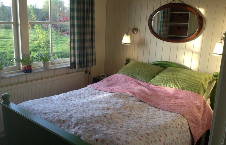 Gezellige slaapkamer in Vakantiehuisje in Vlist, Groene hart, Zuid-Holland met uitzicht op groene natuur.
