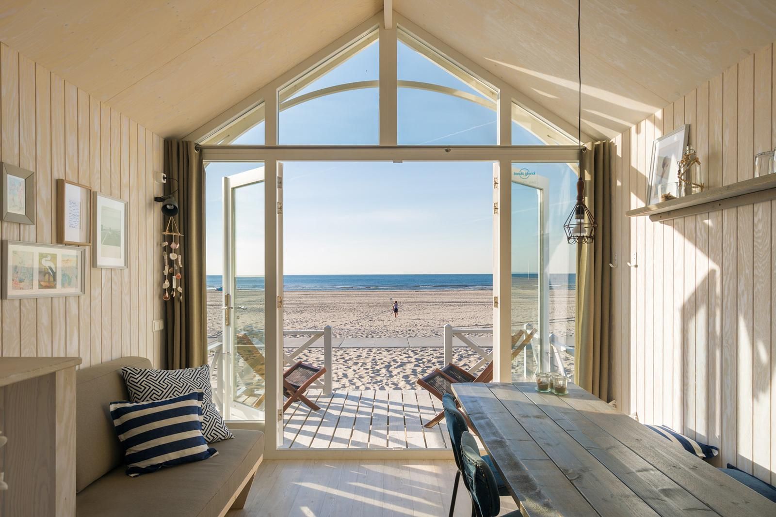 Geniessen Sie den atemberaubenden Meerblick von HaagseStrandhuisjes 5 pers, einem Strandhaus in Den Haag an der Nordseekueste in Suedholland.