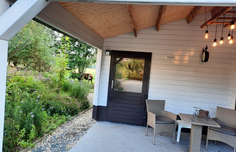 Entrance of Huisje in Lisse, charming vacation home surrounded by nature in South Holland.