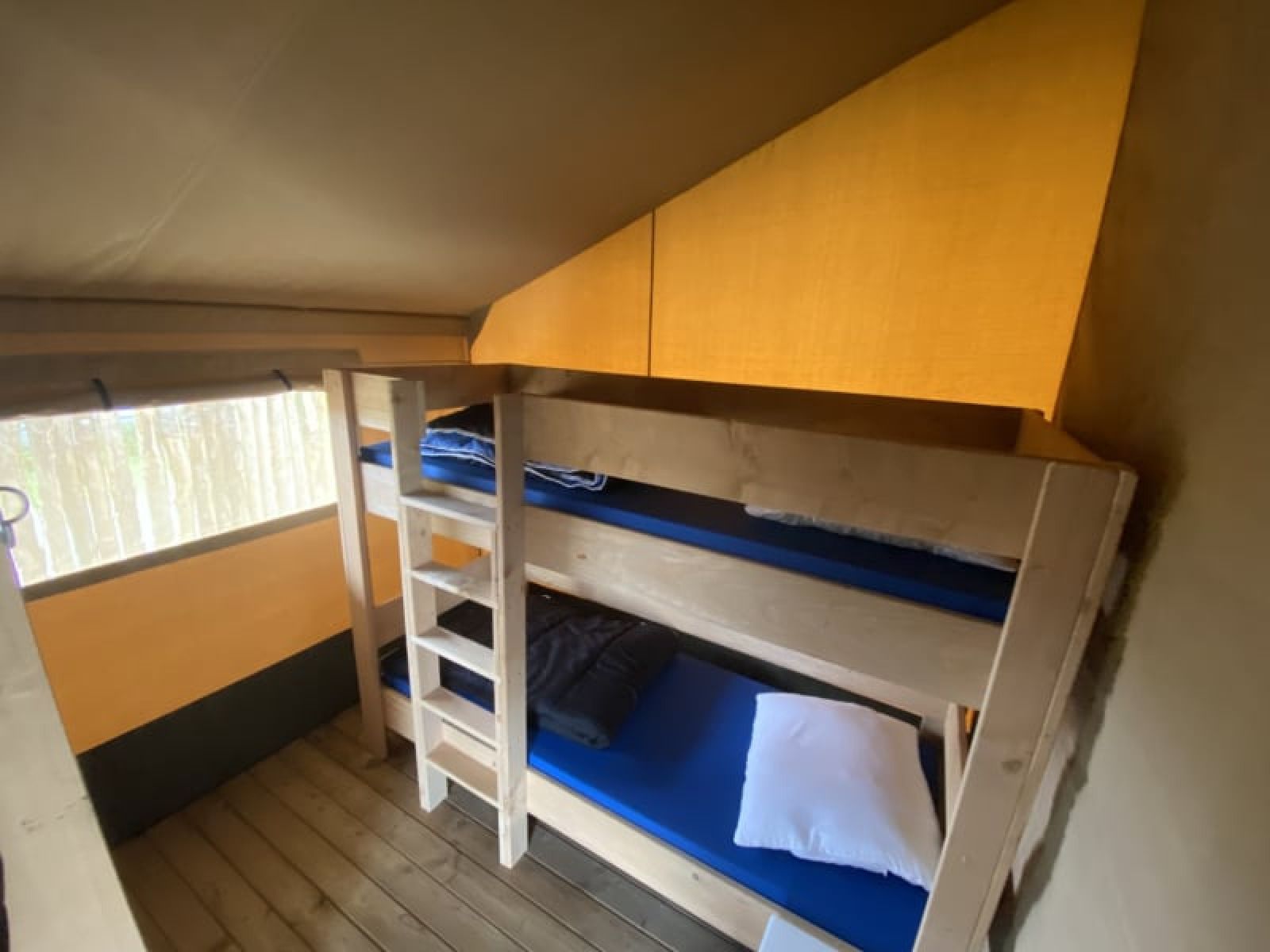 Guest house 681808 - Tent house Noordzeekust - Safaritent + toilet
