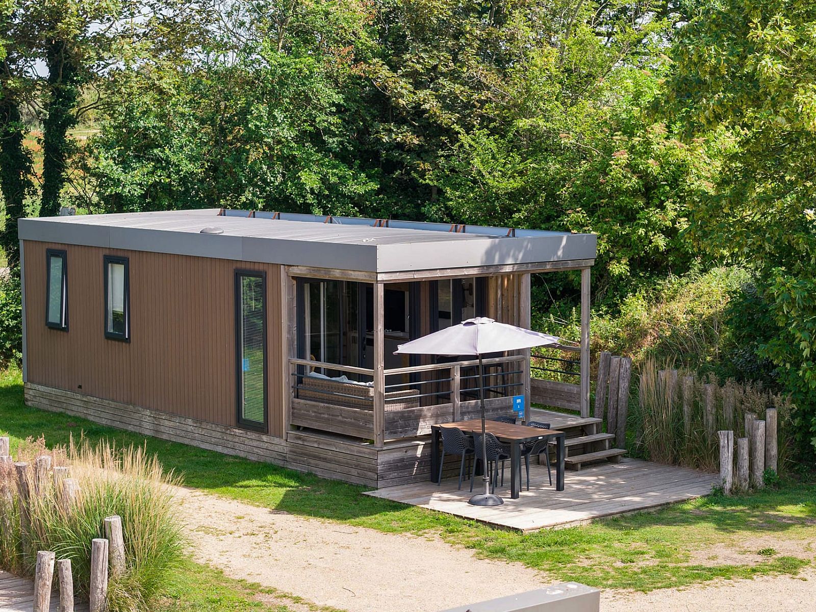 Mobilheim Beachhome in Ouddorp, ein komfortables Mobilheim umgeben von gruener Natur auf Goeree-Overflakkee, Suedholland.