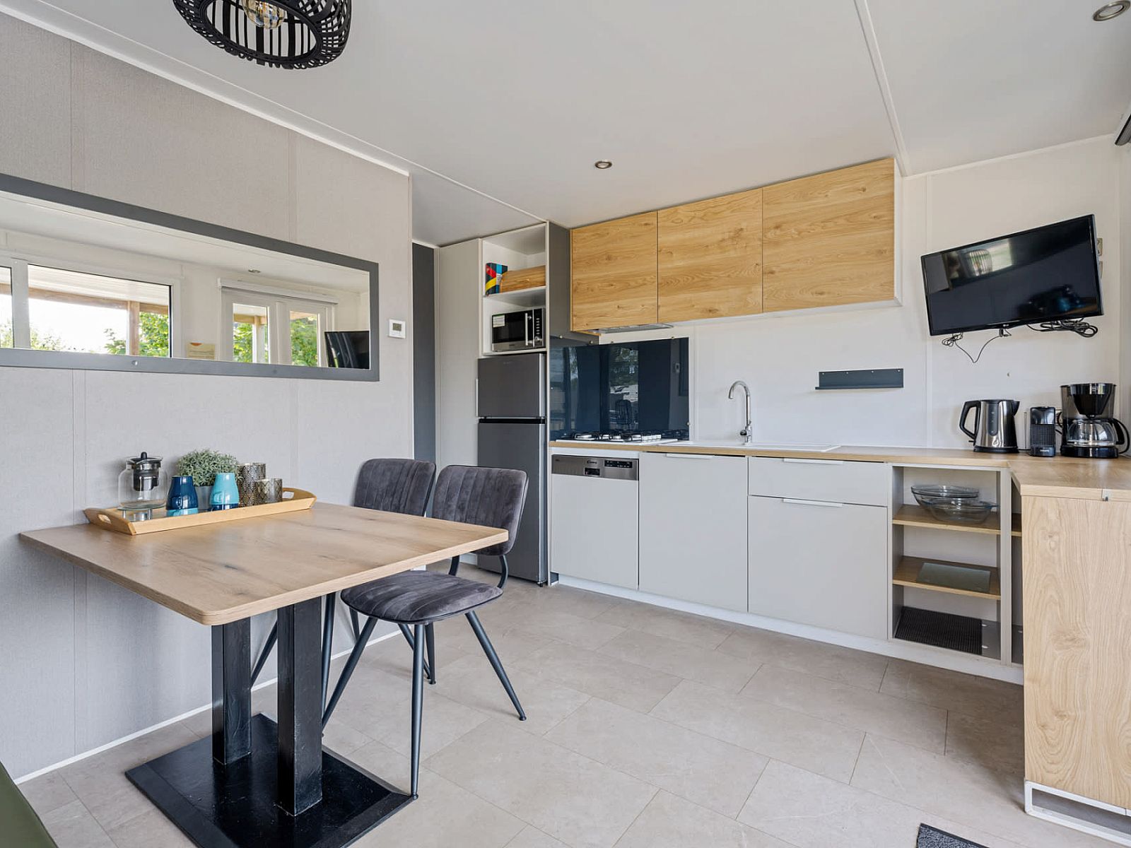 Moderne Kueche von Mobil home Beachhome in Ouddorp, komplett ausgestattet fuer einen komfortablen Aufenthalt in Suedholland.