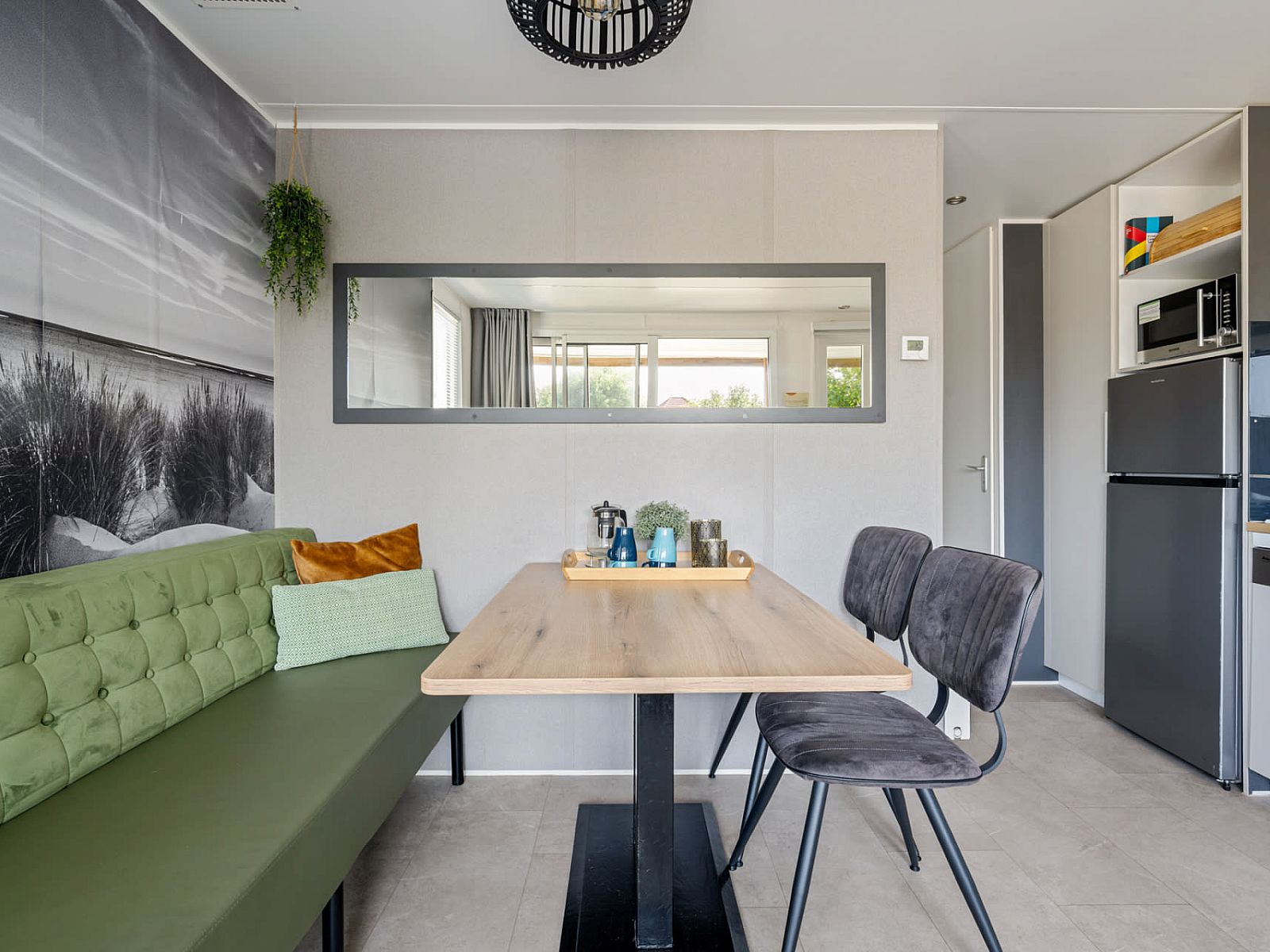 Essecke im Mobil home Beachhome in Ouddorp, ideal fuer gemuetliche Mahlzeiten waehrend Ihres Urlaubs in Suedholland.