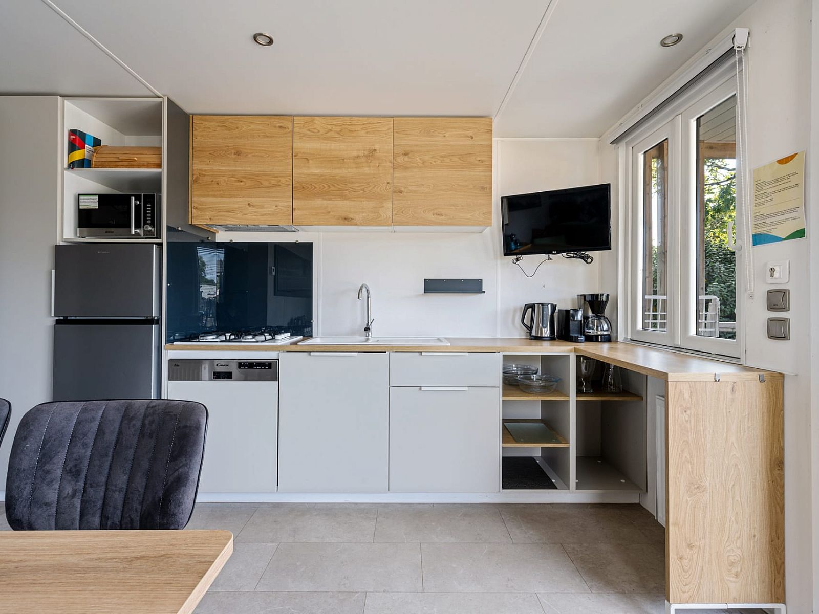 Kuecheneinrichtung von Mobil home Beachhome in Ouddorp, mit allen notwendigen Annehmlichkeiten fuer einen angenehmen Aufenthalt in Suedholland.