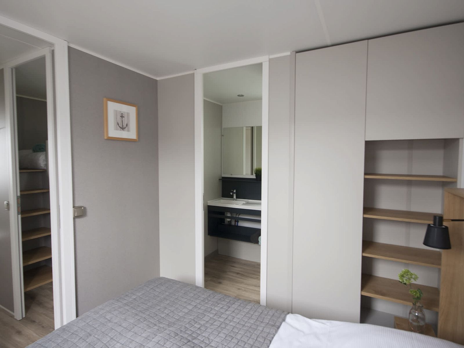 Schlafzimmer im Mobil home Beachhome in Ouddorp, ein gemuetlicher Raum fuer eine gute Nachtruhe auf Goeree-Overflakkee, Suedholland.