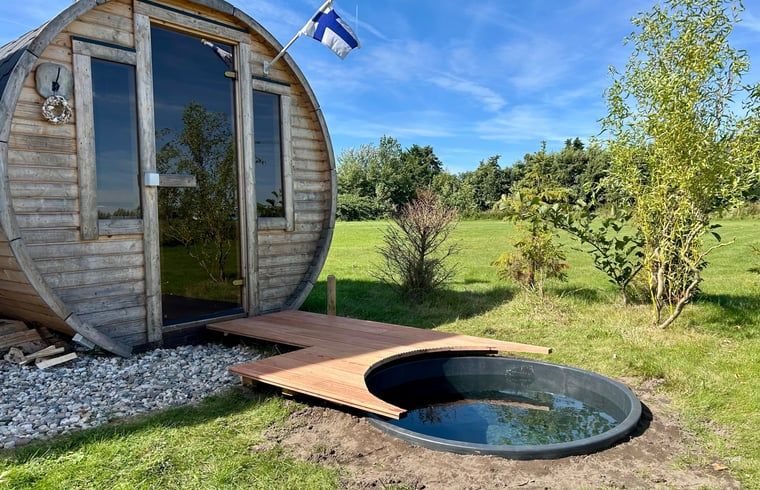 Sfeervolle eetkamer in Vakantiehuisje in Voorhout, Noordzeekust, gezellig verlicht in de avond.