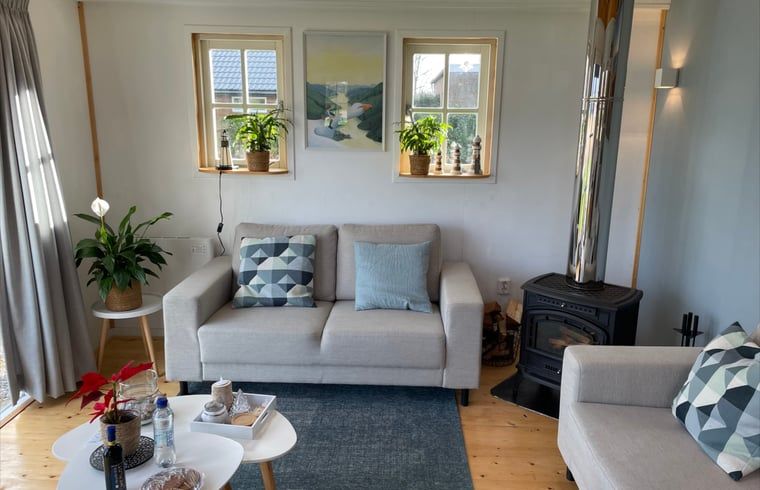 Avondzicht op Vakantiehuisje in Voorhout, Noordzeekust, met sauna en vuurkorf in de tuin.