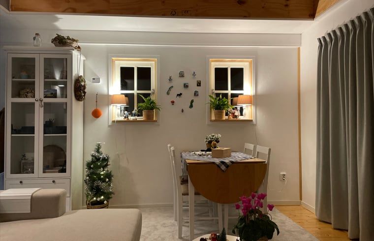 Comfortabele slaapkamer in Vakantiehuisje in Voorhout, Noordzeekust, met tweepersoonsbed.