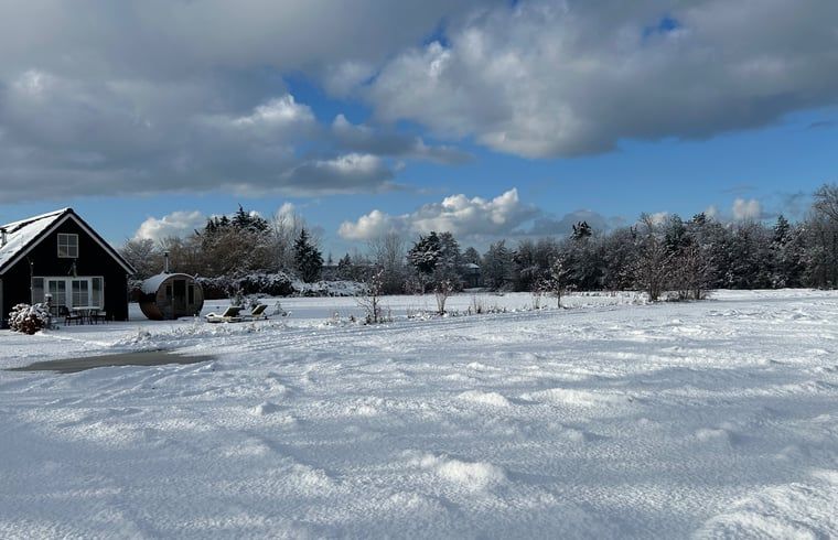 Compacte keuken in Vakantiehuisje in Voorhout, Noordzeekust, met moderne voorzieningen.