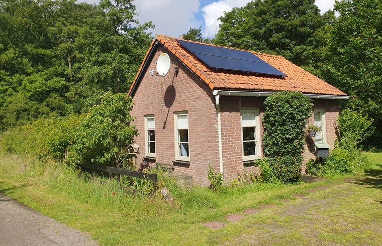Charming cottage in Oostvoorne, South Holland, surrounded by green nature.