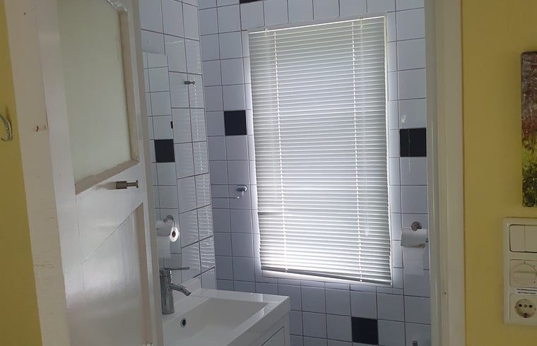 Modern bathroom in Holiday home in Oostvoorne, with clean finish and lots of light.