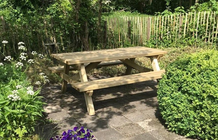 Cozy picnic spot at cottage in Oostvoorne, ideal for summer days.