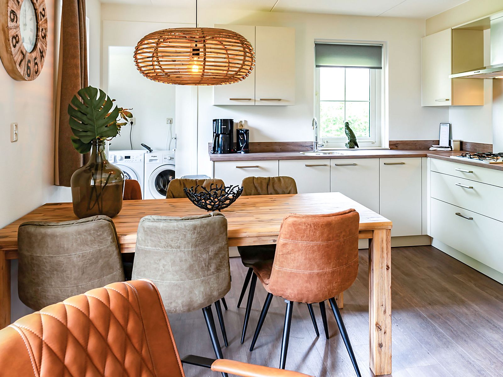 Spacious kitchen with dining table in Holiday Home Citta Romana, Hellevoetsluis, ideal for self-catering during your stay.