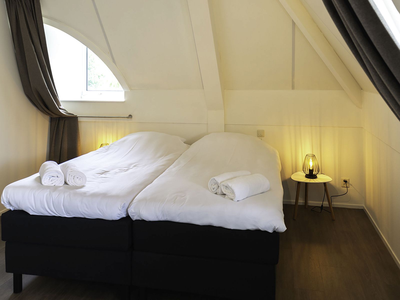 Luxury double bed in a bright bedroom of Holiday Home Citta Romana, Hellevoetsluis, South Holland.