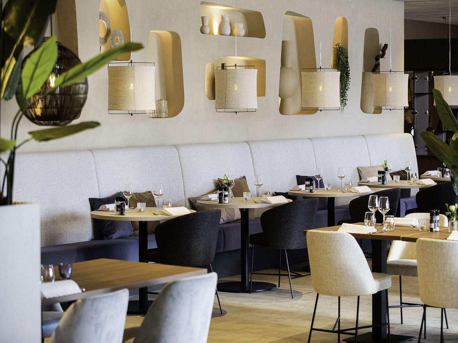 Cozy lounge with bar in Holiday home Citta Romana, Hellevoetsluis, ideal for relaxation.