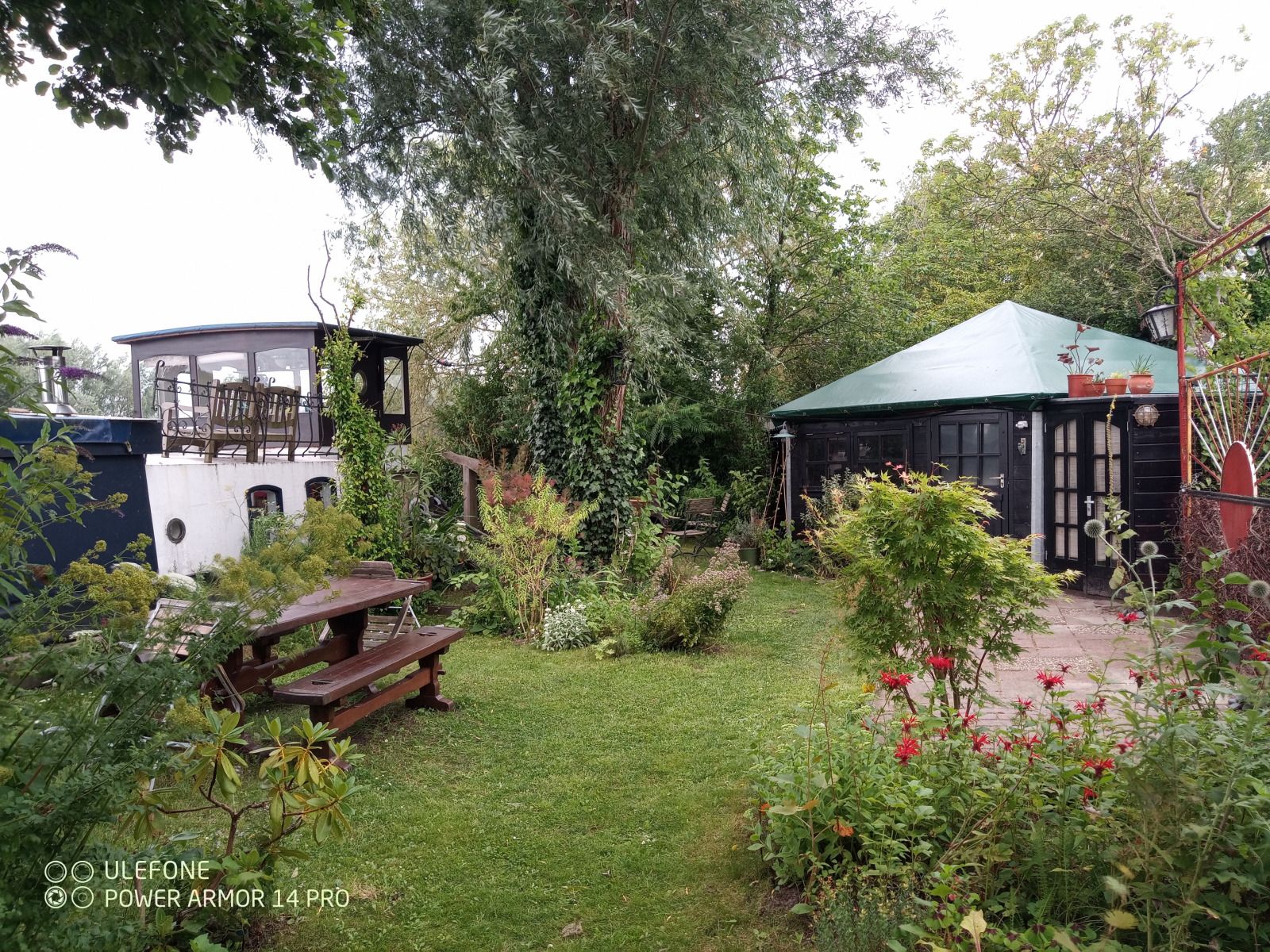 Relax in the green garden of vacation home ZH491 in Rotterdam, South Holland, with an idyllic terrace and natural surroundings.