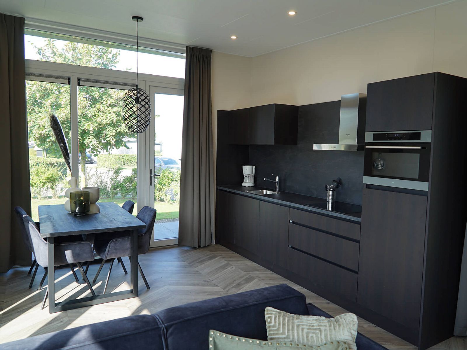 Moderne Kche und Essbereich im freistehenden Haus in Dordrecht, einem Ferienhaus in Sdholland mit Blick auf die grne Umgebung.
