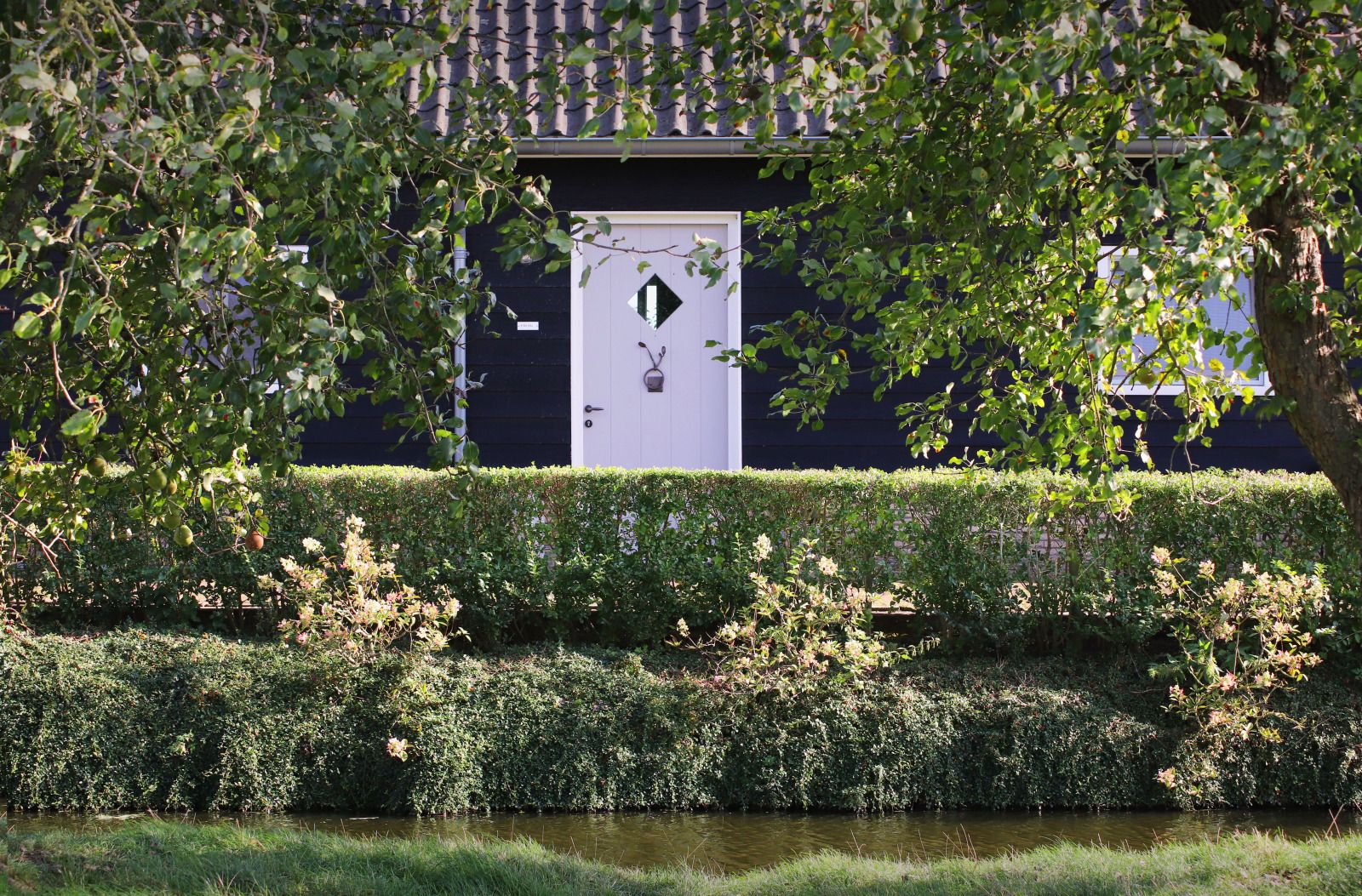 Aerial view of ZH044 vacation home in Ouderkerk-aan-den-IJssel with spacious terrace.