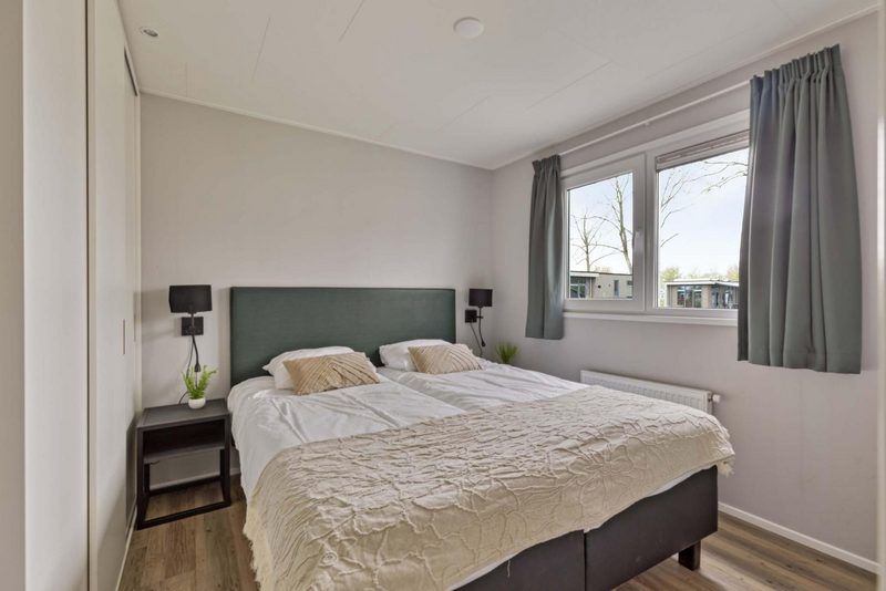 Lichte slaapkamer met groot raam in Leijhoeve 6 personen, vakantiehuis in Nieuwerkerk aan den IJssel.