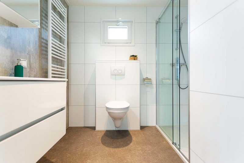 Moderne badkamer met douche in Leijhoeve 6 personen, vakantiehuis in Nieuwerkerk aan den IJssel.