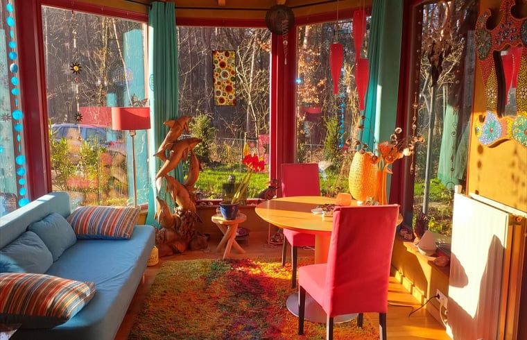 Gezellige binnenruimte van Vakantiehuisje in Groesbeek met kleurrijke inrichting in het Rijk van Nijmegen.