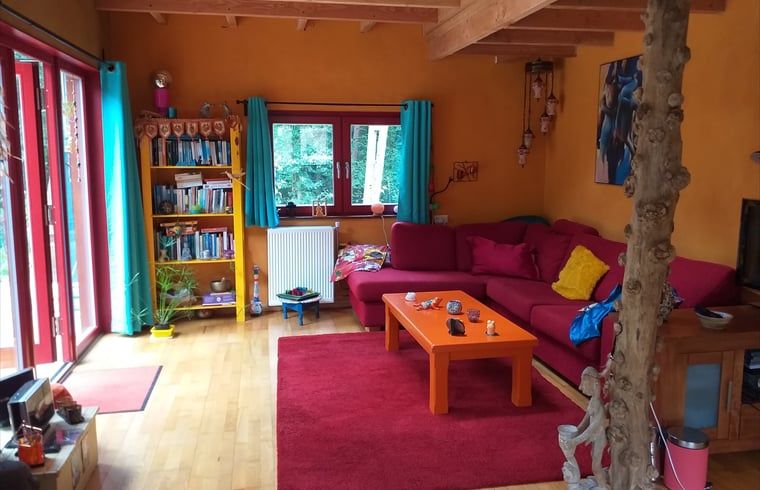 Kleurrijke woonkamer van Vakantiehuisje in Groesbeek met comfortabele bank in het Rijk van Nijmegen.
