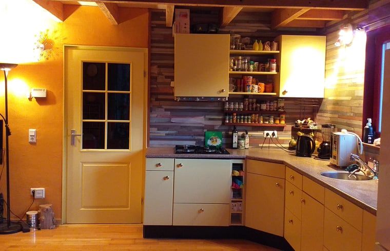 Volledig uitgeruste keuken van Vakantiehuisje in Groesbeek met moderne voorzieningen in Gelderland.