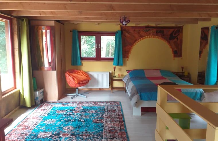 Ruime slaapkamer in Vakantiehuisje in Groesbeek met kleurrijk beddengoed in het Rijk van Nijmegen.