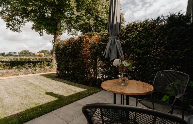 Terrasse des Ferienhauses in Groesbeek mit Blick auf die Natur von Groesbeek, Rijk van Nijmegen, Gelderland.