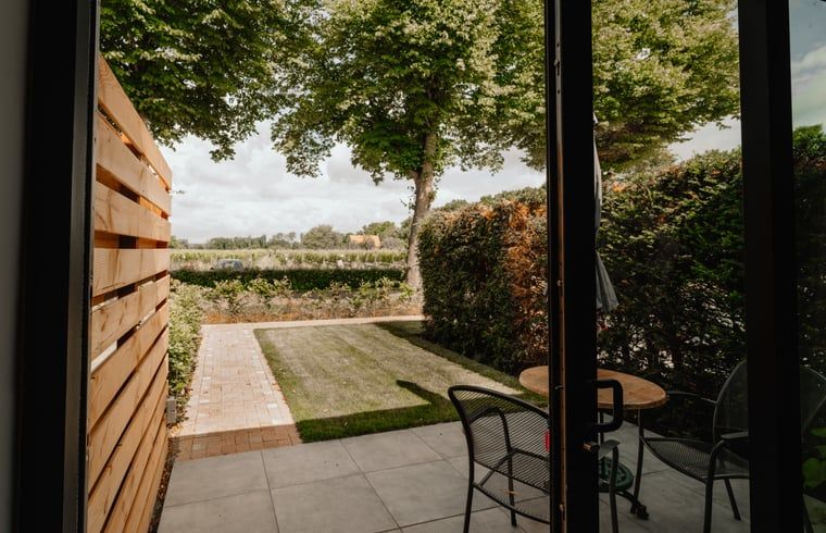 Blick von der Terrasse des Ferienhauses in Groesbeek, umgeben von Gruen, Rijk van Nijmegen, Gelderland.