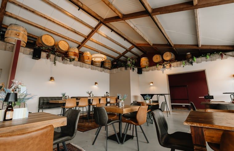 Gemuetliche Essecke im Ferienhaus in Groesbeek, Inneneinrichtung aus Holz, Groesbeek, Rijk van Nijmegen, Gelderland.