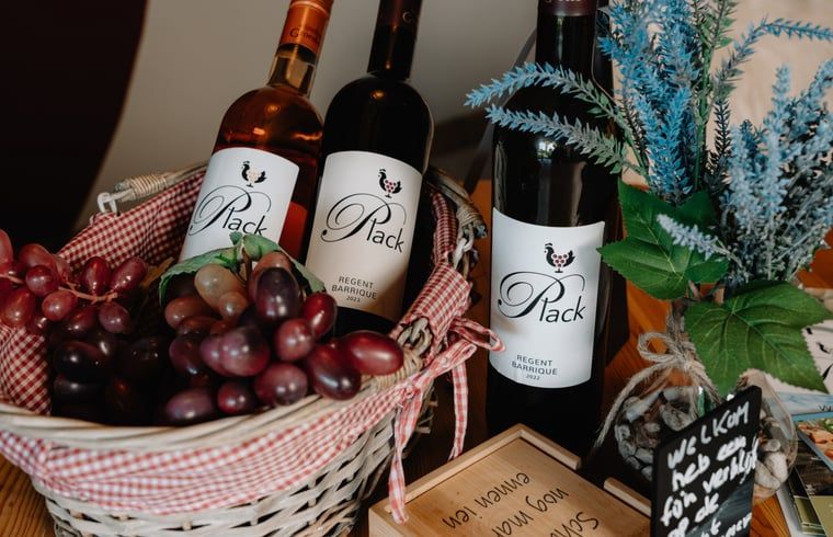 Wein und Trauben aus der Region im Cottage in Groesbeek, Groesbeek, Rijk van Nijmegen, Gelderland.