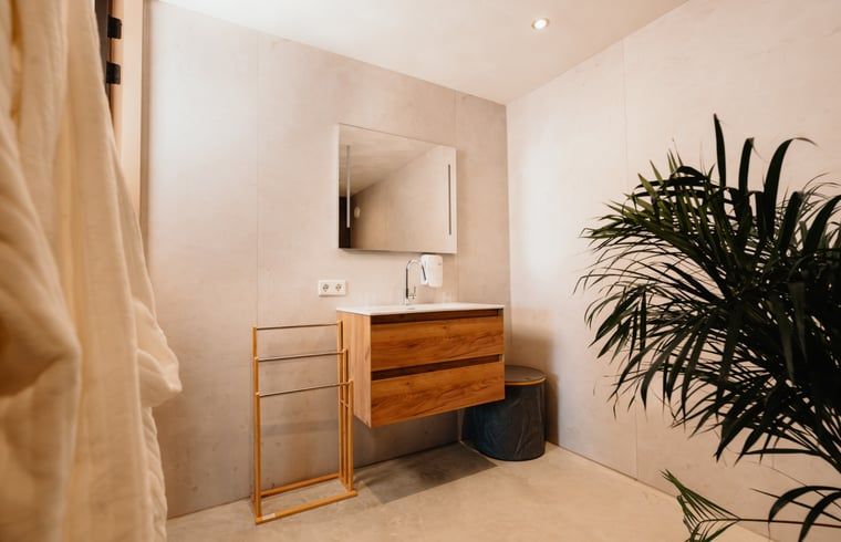 Badezimmer mit Holzdetails in Cottage in Groesbeek, Groesbeek, Rijk van Nijmegen, Gelderland.