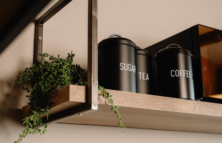 Detail eines Kuechenregals im Ferienhaus Groesbeek mit Tee und Kaffee, Groesbeek, Rijk van Nijmegen, Gelderland.