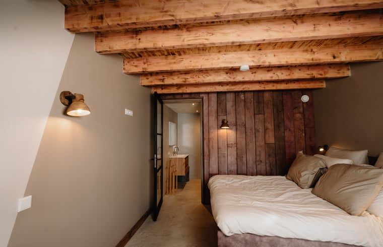 Schlafbereich in Cottage in Groesbeek mit rustikalen Holzbalken, Groesbeek, Rijk van Nijmegen, Gelderland.