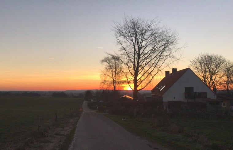 Betoverende zonsondergang bij Vakantiehuisje in Groesbeek, Rijk van Nijmegen, Gelderland, met uitzicht op de landelijke omgeving.