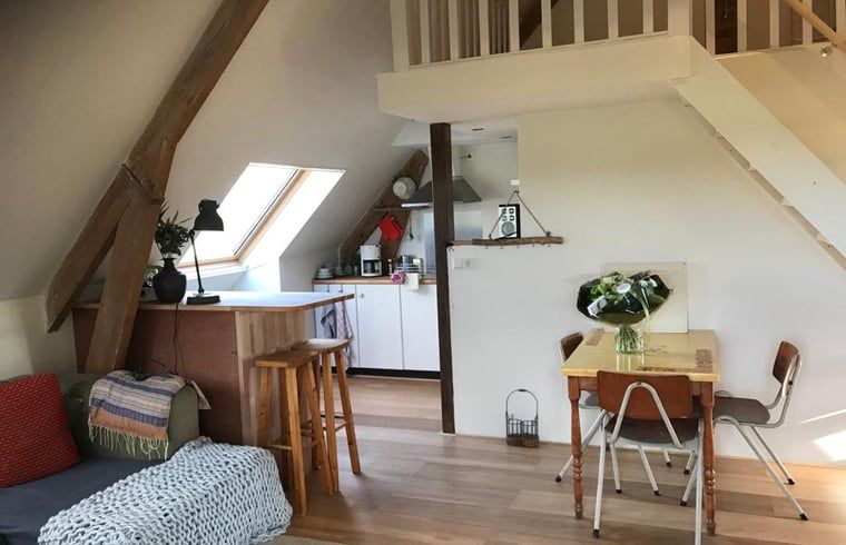 Gezellige binnenruimte van Vakantiehuisje in Groesbeek, Rijk van Nijmegen, met knusse keuken en zithoek voor een ontspannen verblijf in Gelderland.